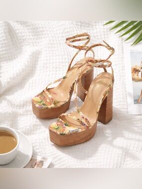 MISS LOLA Summer Paradise Platform Block
Heel Strappy Floral Print heels size 7